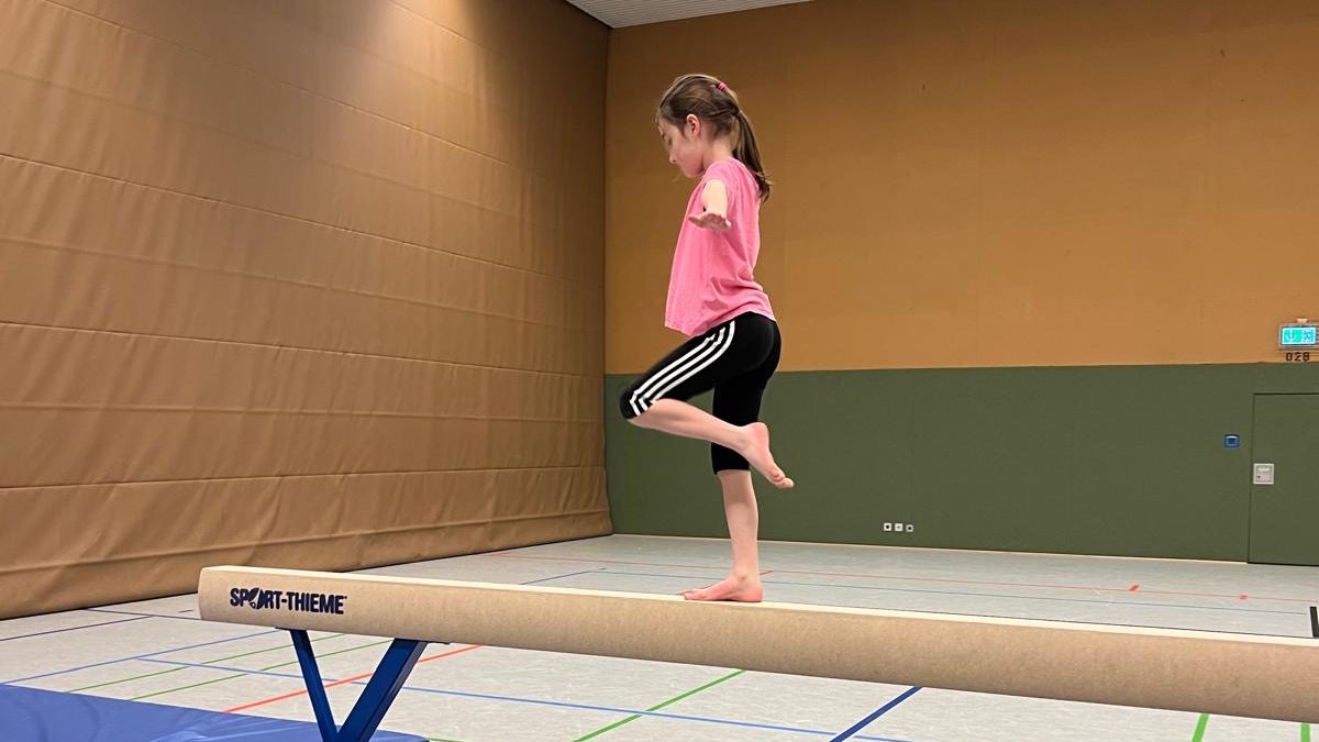Einbeinstand auf dem Schwebebalken