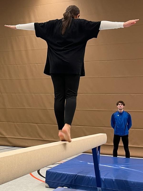 Ballengang auf dem Schwebebalken